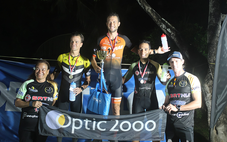 Taruia Krainer (au centre) a dominé la première course au Fenua de VTT en nocturne en devançant Teva Poulain (à G) et Kahiri Endeler (à D).