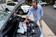 Le moteur hybride de la Prius, et derrière la Rav4 Le moteur hybride de la Prius, et derrière la Rav4