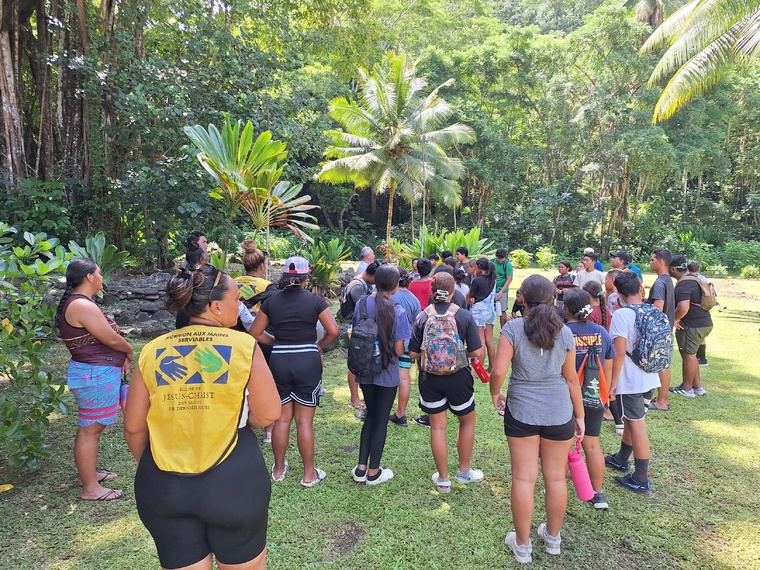 Présentation du marae Nuutere de Vairao par le directeur de la MFR voisine (Crédit : Anne-Charlotte Lehartel).