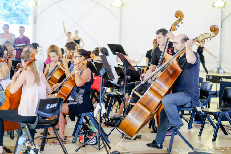 L'orchestre symphonique, dirigé par le maestro Simon Pillard. (Photo : Stéphane Sayeb)
