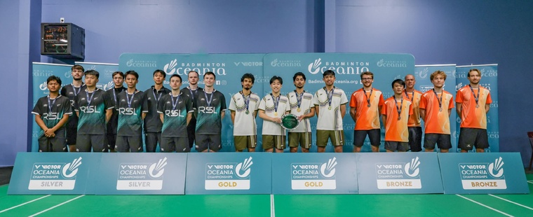 l'équipe masculine monte sur la troisième marche du podium. l'équipe masculine monte sur la troisième marche du podium.