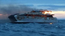 Grande barrière de corail: une quarantaine de touristes s'échappent d'un bateau en flammes Grande barrière de corail: une quarantaine de touristes s'échappent d'un bateau en flammes