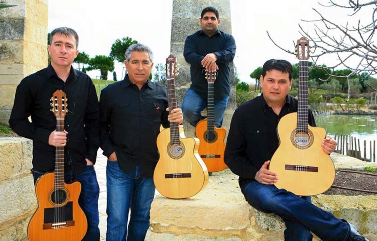 Kiko (deuxième en partant de la gauche) est l'ancien chanteur du groupe mythique des Gispsy Kings. Kiko (deuxième en partant de la gauche) est l'ancien chanteur du groupe mythique des Gispsy Kings.