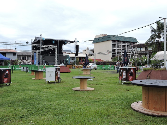 Dans les jardins de la mairie de Papeete, on s'active toujours sur les préparatifs avant le show de ce soir.