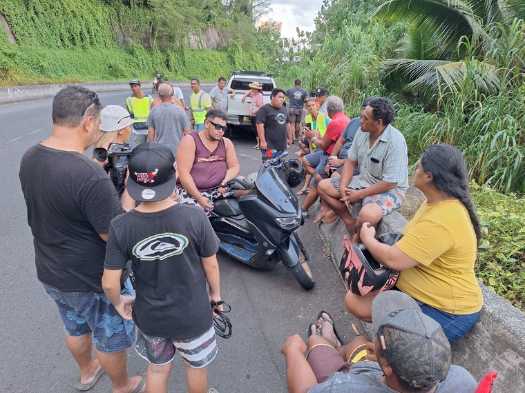 Dans l’après-midi et jusqu’en début de soirée, des élus municipaux ont ouvert le dialogue avec des jeunes de Faaone. Dans l’après-midi et jusqu’en début de soirée, des élus municipaux ont ouvert le dialogue avec des jeunes de Faaone.