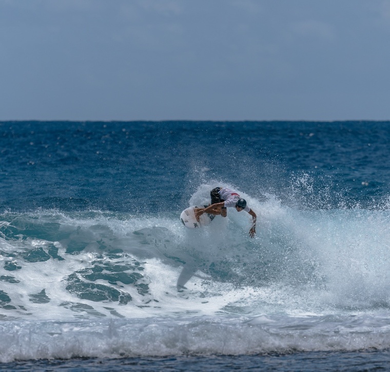 Le jeune Français Malone Vieuge, du projet Héritage, monte sur la première marche du podium en catégorie juniors. Le jeune Français Malone Vieuge, du projet Héritage, monte sur la première marche du podium en catégorie juniors.