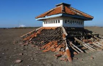 Pour survivre, des Indonésiens deviennent guides touristiques d'un volcan de boue Pour survivre, des Indonésiens deviennent guides touristiques d'un volcan de boue
