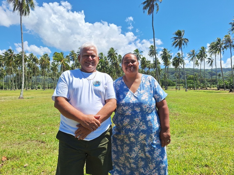 Jean-Paul Y-Fouk, tête de liste Papara a ti’a, épaulé par Poema Ratia (Crédit : Anne-Charlotte Lehartel).