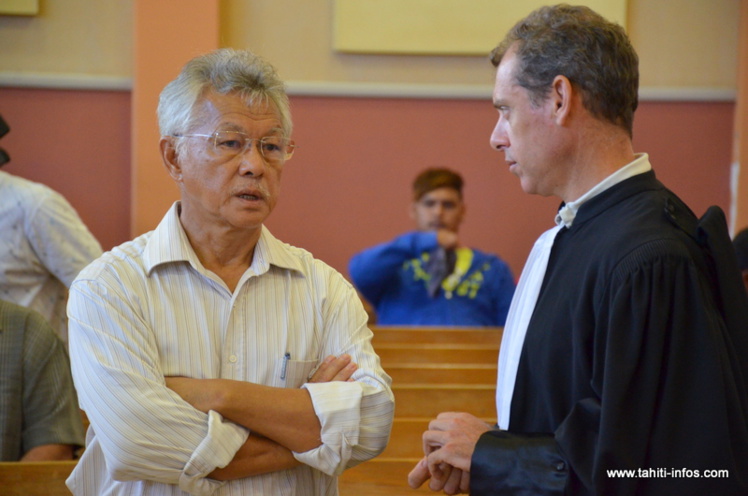 Gaston Tong Sang en compagnie de son avocat, maître Jourdaine, mardi matin au palais de justice de Papeete.