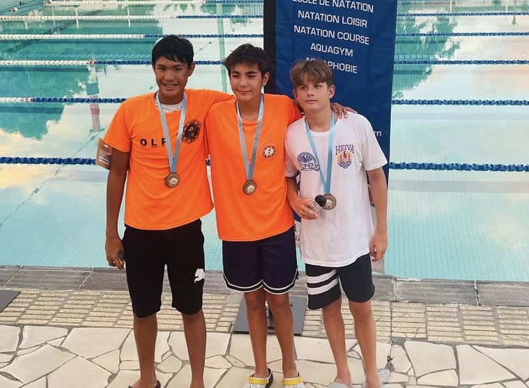 Le podium junior avec, de gauche à droite, Naherehau Yun Teauroa, Malachy Adams et Heiva Cartron. Malachy Adams a remporté la 26e édition de la Coupe Guy d’Esposito.