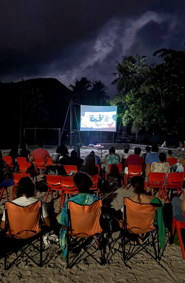 Un public silencieux et captivé par des témoignages d’actualité (Crédit : Laura Théron/Fifo Tahiti).