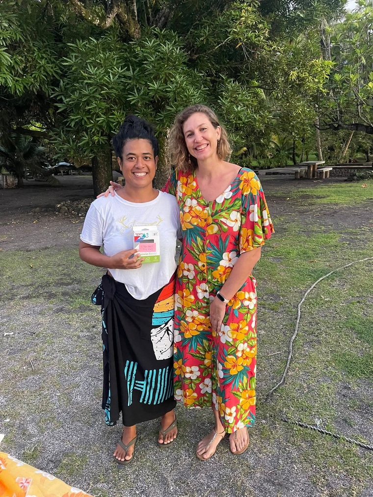 Vaihei Paepaetaata, organisatrice de la soirée avec le soutien de Laura Théron, déléguée générale du Fifo (Crédit : Vaihei Paepaetaata). Vaihei Paepaetaata, organisatrice de la soirée avec le soutien de Laura Théron, déléguée générale du Fifo (Crédit : Vaihei Paepaetaata).