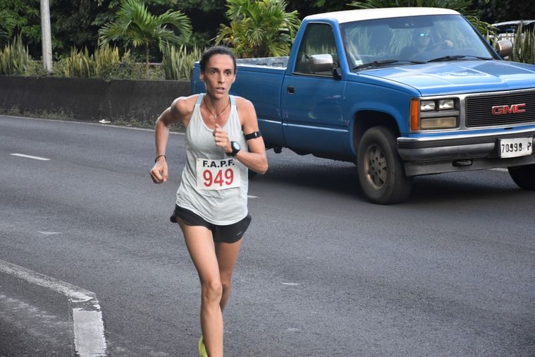 Amandine Matera a été la première femme à franchir la ligne d’arrivée chez elle à Mahina. Amandine Matera a été la première femme à franchir la ligne d’arrivée chez elle à Mahina.