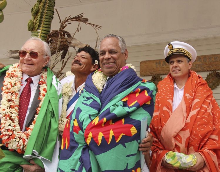 Avec Gaston Flosse et Victorin Lurel lors d'une visite ministérielle Avec Gaston Flosse et Victorin Lurel lors d'une visite ministérielle