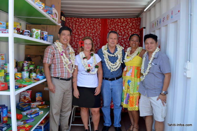 Les bénévoles de la Croix Rouge, le maire de Punaauia Ronald Tumahai et le patron d'un des commerces qui a permis de constituer les stocks de produits alimentaires de l'épicerie Fare Hotu no Punaauia.