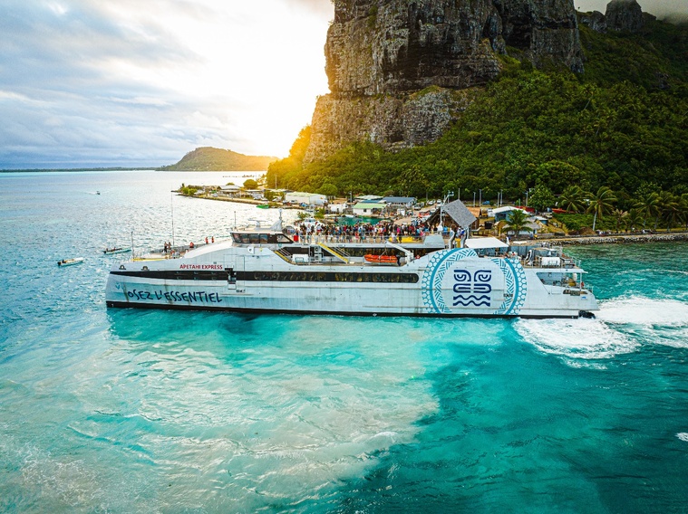 Le Apetahi Express en escale à Maupiti (Crédit : Apetahi Express).