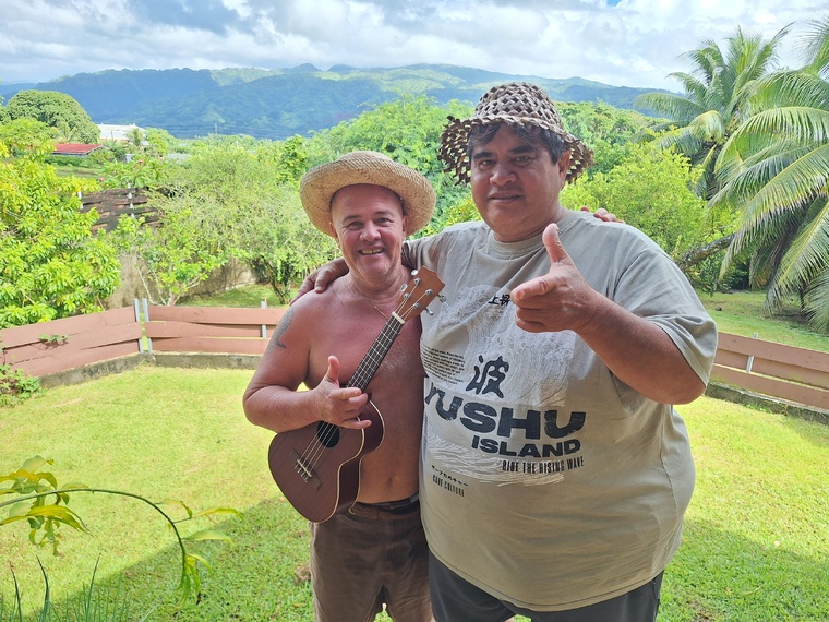 Gerry Picard, tête de liste de No ‘oe Taiarapu-Est, épaulé par son colistier Teamo Tehaamoana (Crédit : Anne-Charlotte Lehartel).