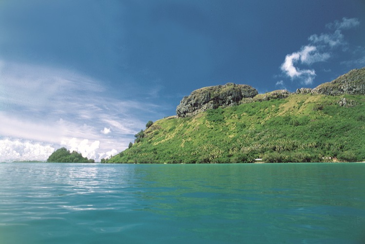 Au bout de l’île de Raivavae, le petit îlot démontre que la vahine a réussi là où l’homme a échoué ; le rivage commence à la pointe Hopa, dominée par les 203 m du mont Turivaa.