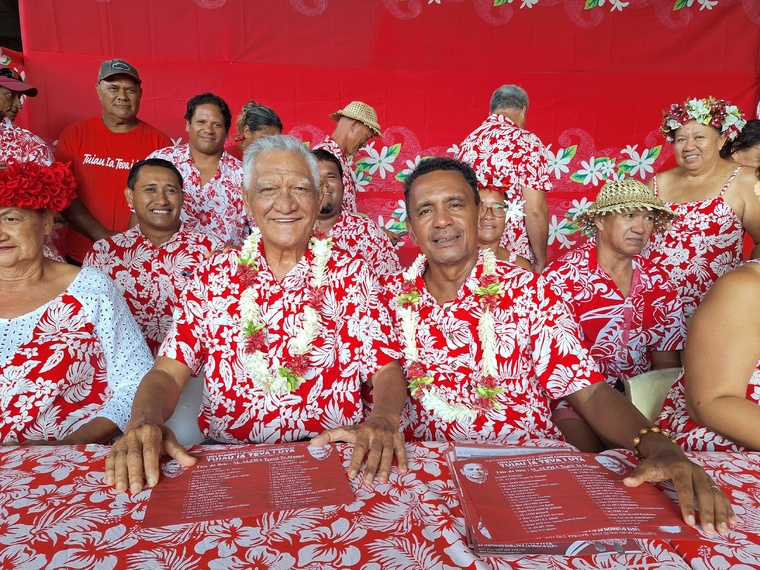 Tearii Alpha et Jonas Tahuaitu entourés des colistiers de Tuiau ia Teva i Uta (Crédit : Anne-Charlotte Lehartel).