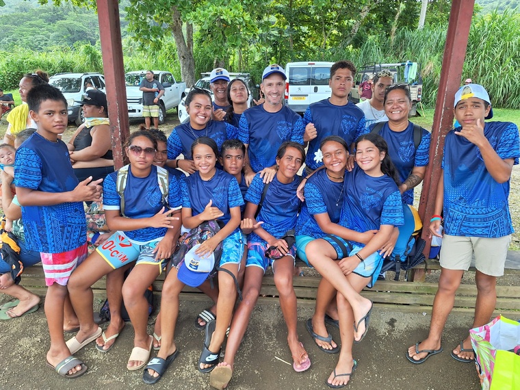 ​Va’a scolaire – Teva i Uta mène la Presqu’îlienne