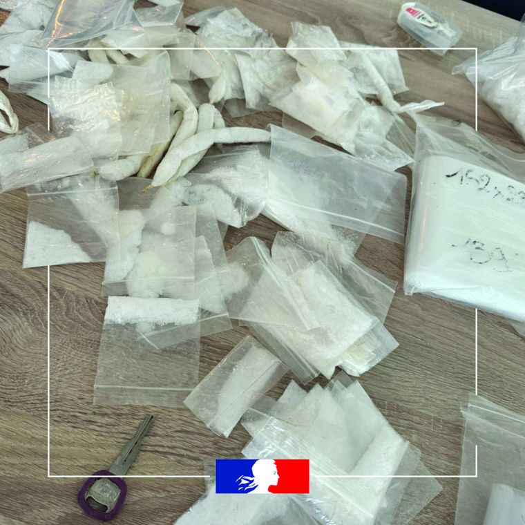 "Fin du trafic international de stupéfiants entre la Polynésie française et les États-Unis" "Fin du trafic international de stupéfiants entre la Polynésie française et les États-Unis"