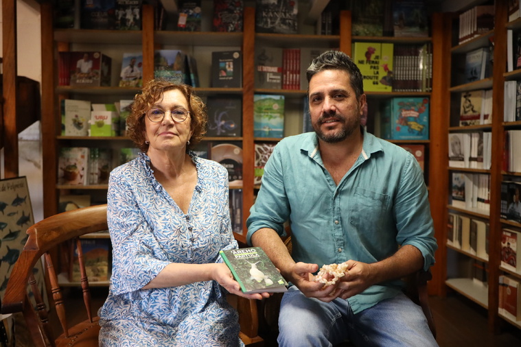 Véronique Mu-Liepmann, ex-conservatrice du Musée de Tahiti et des îles, et Matai Depierre, de la cellule biodiversité de la Diren, présentent le livre retraçant l’histoire des Partula.
