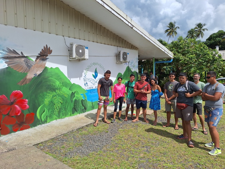 Derniers coups de pinceaux sur la fresque en marge de la journée polynésienne (Crédit photos : Anne-Charlotte Lehartel et Lycée John Doom).