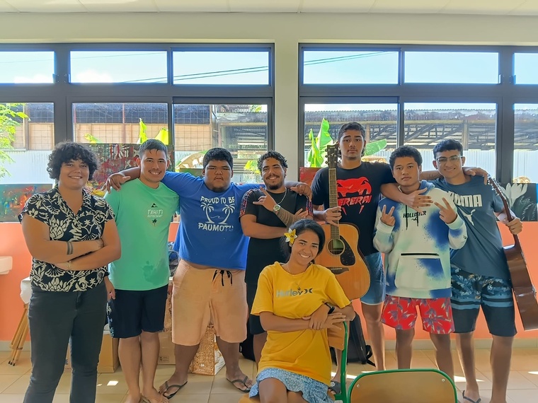 Les élèves ont également composé et enregistré une chanson. Les élèves ont également composé et enregistré une chanson.