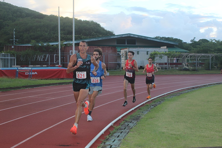 Damien Troquenet (821) a essayé de décrocher Mathias Girardet (828) à plusieurs reprises, mais c’est bien le coureur de ATN Running qui va s’imposer au sprint.