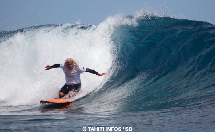 Le kneeboard au récif, tout un art (Tehei Tuahine) Le kneeboard au récif, tout un art (Tehei Tuahine)
