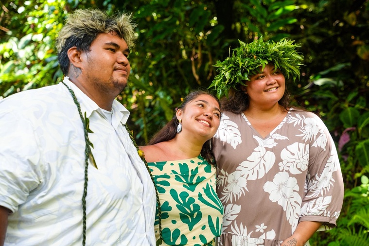 L’artiste entourée de ses choristes.