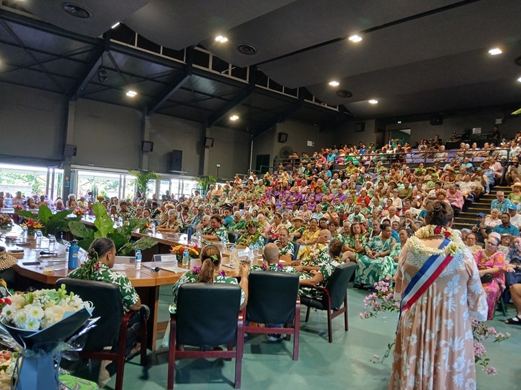 Paea repasse sous pavillon autonomiste : Tepuaraurii Teriitahi officiellement investie tāvana Paea repasse sous pavillon autonomiste : Tepuaraurii Teriitahi officiellement investie tāvana