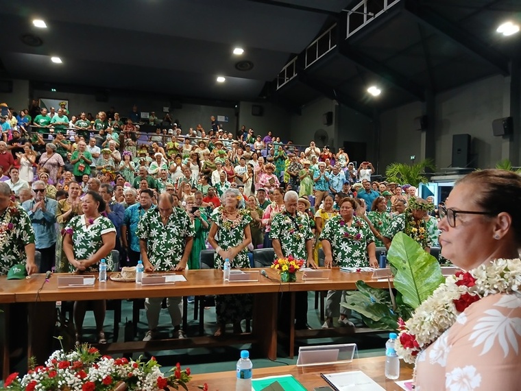 Paea repasse sous pavillon autonomiste : Tepuaraurii Teriitahi officiellement investie tāvana Paea repasse sous pavillon autonomiste : Tepuaraurii Teriitahi officiellement investie tāvana