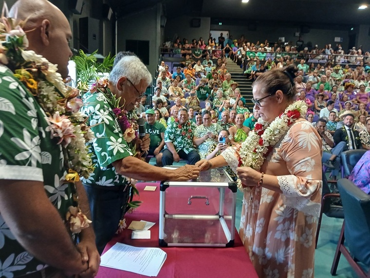 Paea repasse sous pavillon autonomiste : Tepuaraurii Teriitahi officiellement investie tāvana Paea repasse sous pavillon autonomiste : Tepuaraurii Teriitahi officiellement investie tāvana