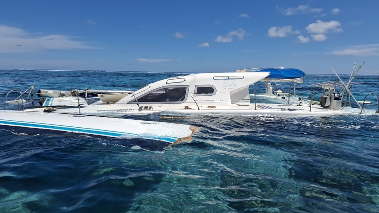 Le catamaran échoué à Tiaia retiré lundi Le catamaran échoué à Tiaia retiré lundi