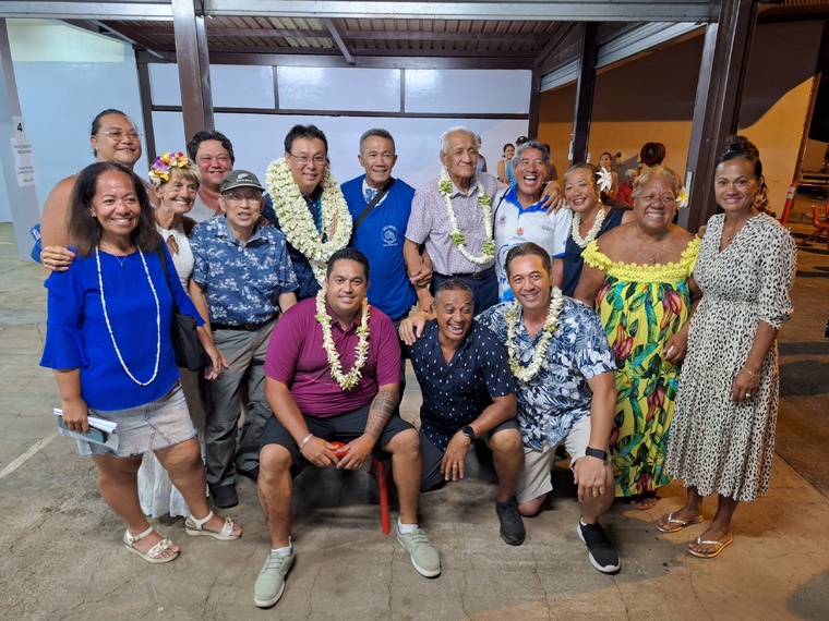 Willy Chung Sao entouré de plusieurs colistiers et soutiens à l’issue du second tour (Crédit : Anne-Charlotte Lehartel).