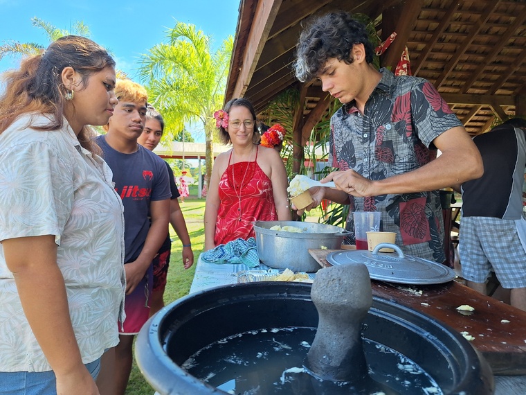 Dégustation de mets marquisiens sous le fare pōte’e.