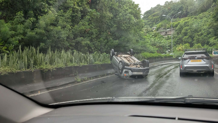 Un véhicule retourné dans le Tahara'a
