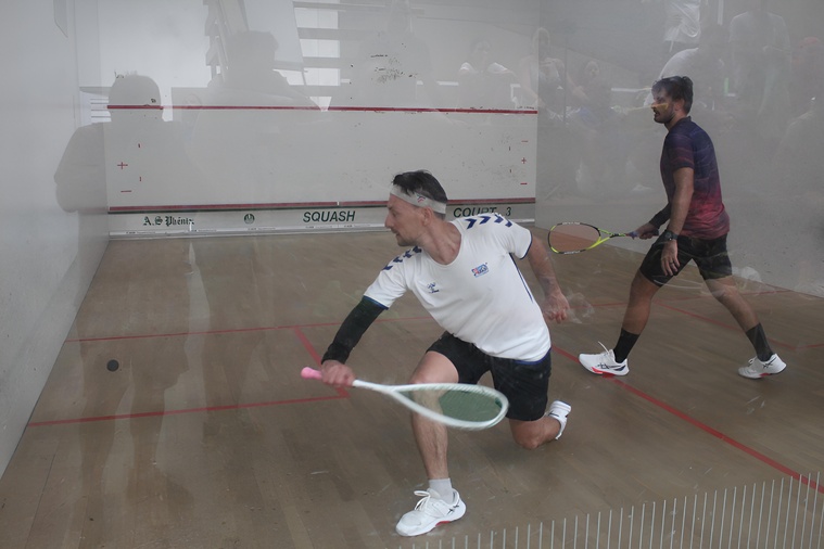 Adrien Maury (en blanc) a remporté le Polynesia Squash Open 2026 et signé son premier succès face à Nicolas Stuhlfauth en demi-finale.