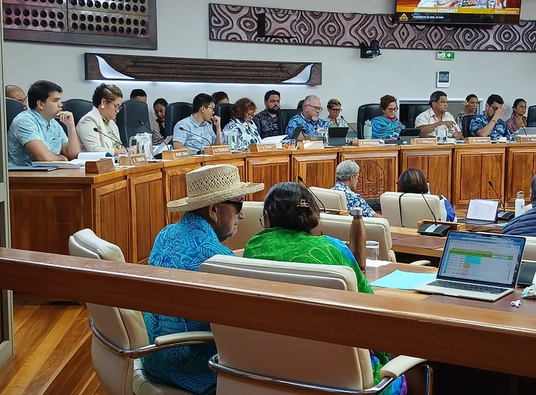 Tavini : la fracture au grand jour, Fritch souffle sur les braises à Tarahoi