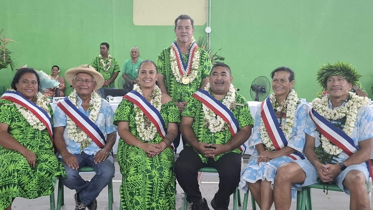 Tavana de Moorea-Maiao Evans Haumani avec ses six tavana tuhaa