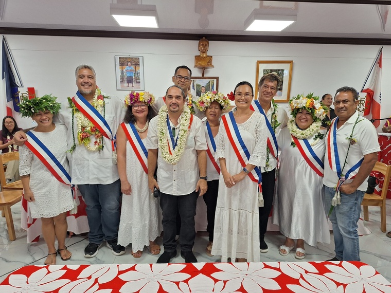 Les neuf adjoints au maire : Tauatea Junot, Lionel Ueva, Maiarii Aromaiterai, Pascal Teriinatoofa, Lydie Teriinoho, Yann Otcenasek, Angeline Tupai, Ariiara Junior Teinaore et Moerani Teaha. Les neuf adjoints au maire : Tauatea Junot, Lionel Ueva, Maiarii Aromaiterai, Pascal Teriinatoofa, Lydie Teriinoho, Yann Otcenasek, Angeline Tupai, Ariiara Junior Teinaore et Moerani Teaha.