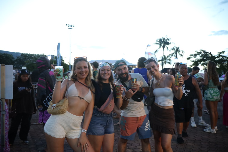 Pour certains, le Tiki Fest était une occasion de vivre un festival entre copains en mode tenues Coachella. ©Violaine Broquet