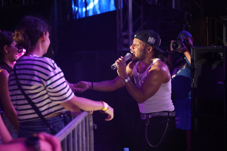 Sheylley, auteur et compositeur de R’n’B et hip-hop californien, est descendu de la scène au cours de sa prestation pour chanter au plus proche du public. ©Violaine Broquet Sheylley, auteur et compositeur de R’n’B et hip-hop californien, est descendu de la scène au cours de sa prestation pour chanter au plus proche du public. ©Violaine Broquet