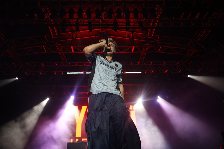 Orelsan a fait chanter la foule de To’ata sur son tube Basique et en enchaînant ses titres les plus connus, moment fort du Tiki Fest. ©Violaine Broquet