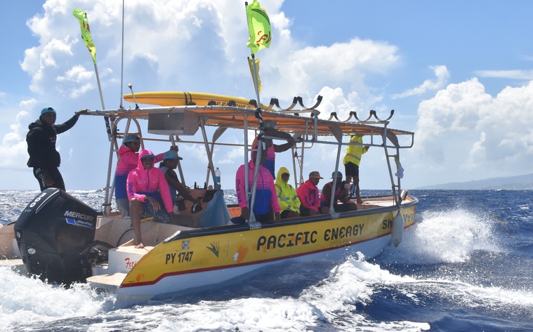 David Tepava, le coach de Shell Va’a, au plus près de ses hommes. David Tepava, le coach de Shell Va’a, au plus près de ses hommes.