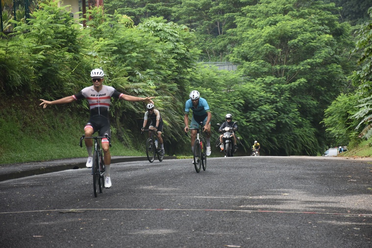 Le sprint final dans la montée du collège de Hitia’a a été remporté par Taruia Krainer. Le sprint final dans la montée du collège de Hitia’a a été remporté par Taruia Krainer.