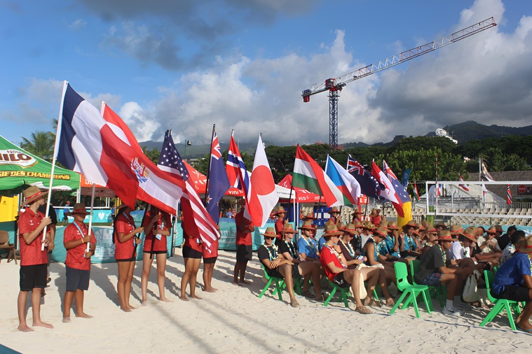 Le Tahiti World Beach Tour 2026 a débuté dimanche en fin d’après-midi au parc Paofai par le traditionnel défilé des athlètes et des drapeaux.