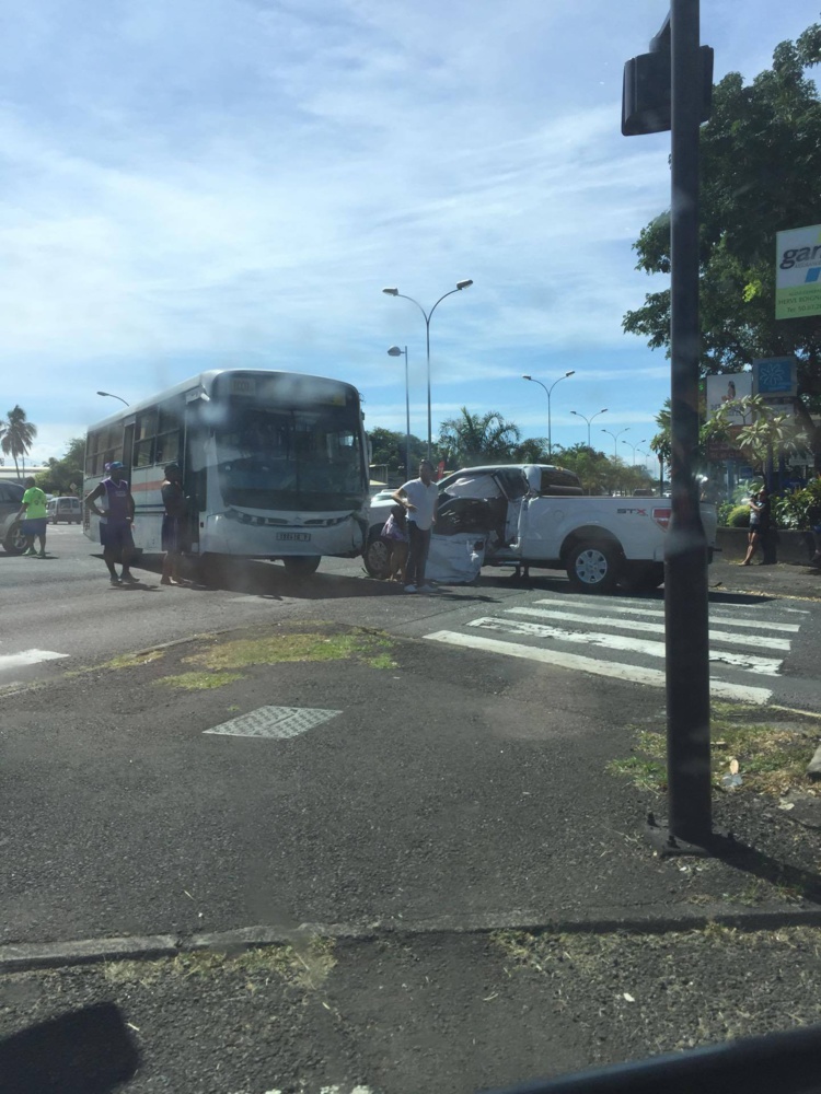 Collision entre un bus et un 4x4 à Pirae