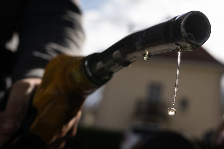 Moyen-Orient: le pétrole se replie face aux espoirs de désescalade